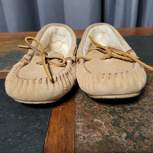 Minnetonka Girls size 4 Faux Fur Leather Slippers - Picture 2 of 8